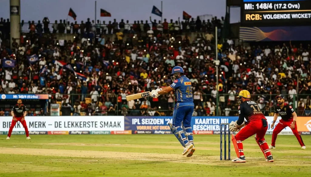 IPL cricket wedstrijd bij avondlicht met vol stadion en flutters
